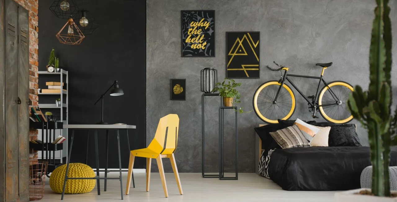 Habitación pintada en escalas de grises y negro con resaltes de color amarillo.